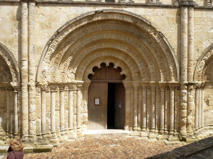 Le portail, dont un arc polylobé trahit des influences hispano-mauresques, comprend cinq voussures ornées de motifs géométriques. - Aubeterre-sur-Dronne
