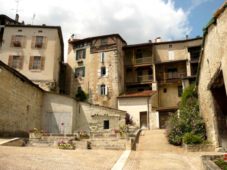 Maisons dotées de balcons  - Aubeterre-sur-Dronne