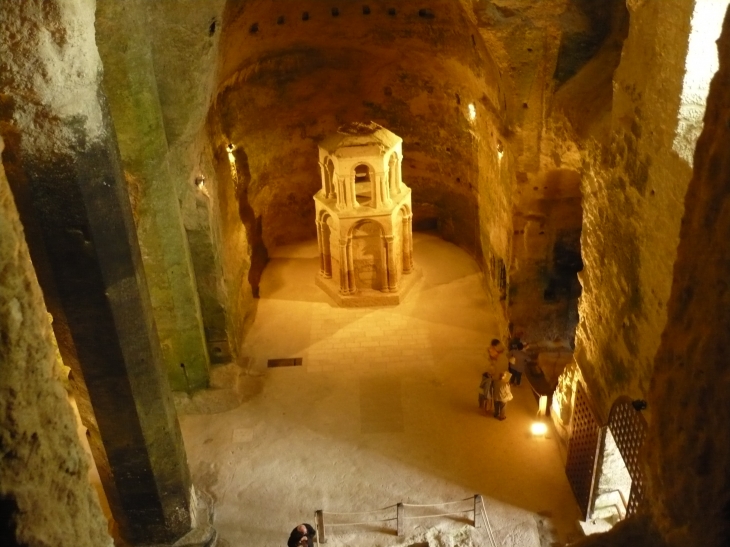 L'église monolithe abrite un ensemble unique comprenant un imposant reliquaire en pierre (6 mètres de hauteur), joyau de l'art roman. - Aubeterre-sur-Dronne