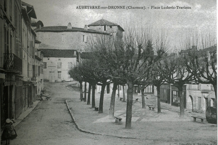 Place Ludovic-Trarieux, vers 1910 (carte postale ancienne) - Aubeterre-sur-Dronne
