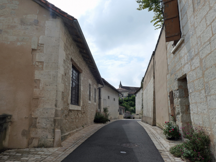 Une rue du village - Aubeterre-sur-Dronne