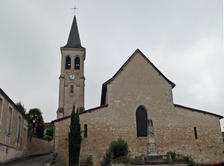 Le monument aux morts derrière l'église Saint Jacques - Aubeterre-sur-Dronne