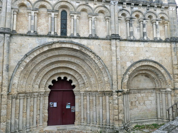 Le portail de l'église Saint Jacques - Aubeterre-sur-Dronne