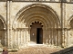 Le portail, dont un arc polylobé trahit des influences hispano-mauresques, comprend cinq voussures ornées de motifs géométriques.