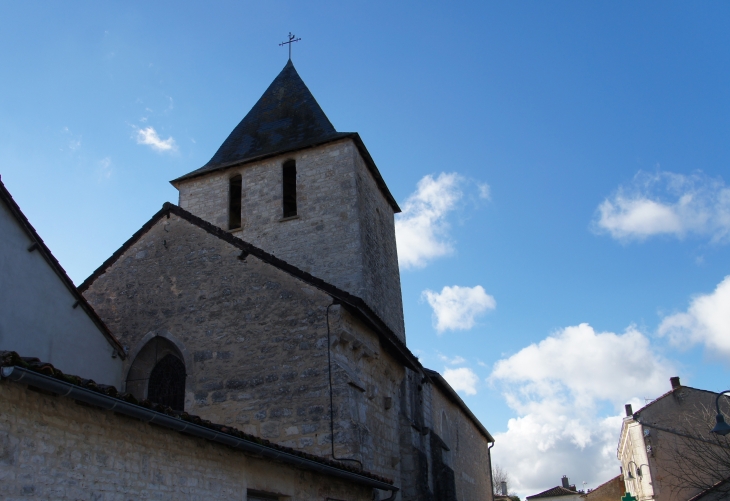 Le clocher de l'église saint Sixte. - Aunac