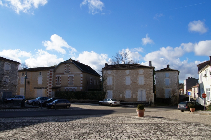 La place devant l'église. - Aunac