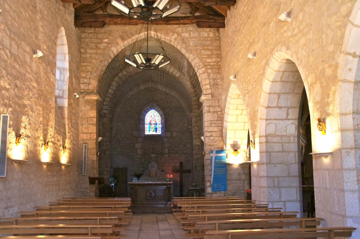 Eglise Saint Sixte : la nef vers le choeur. - Aunac