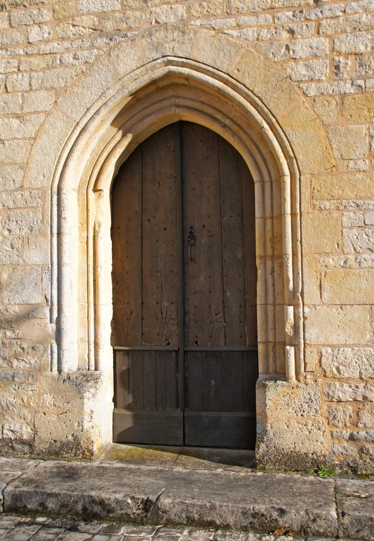 Eglise Saint Sixte : le portail du collatéral. - Aunac