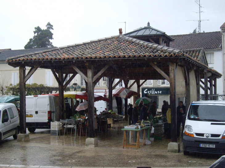 Jour de marché sous la halle. - Baignes-Sainte-Radegonde