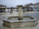 La fontaine et la place des Halles.