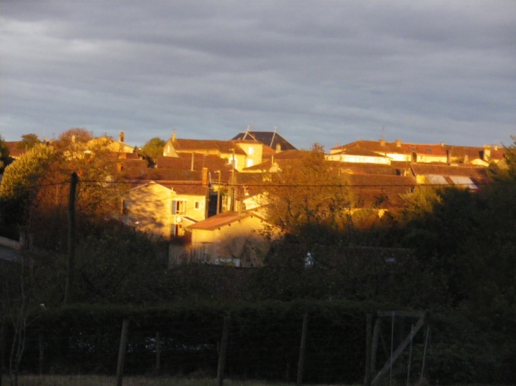 Lever de soleil sur le bourg - Beaulieu-sur-Sonnette