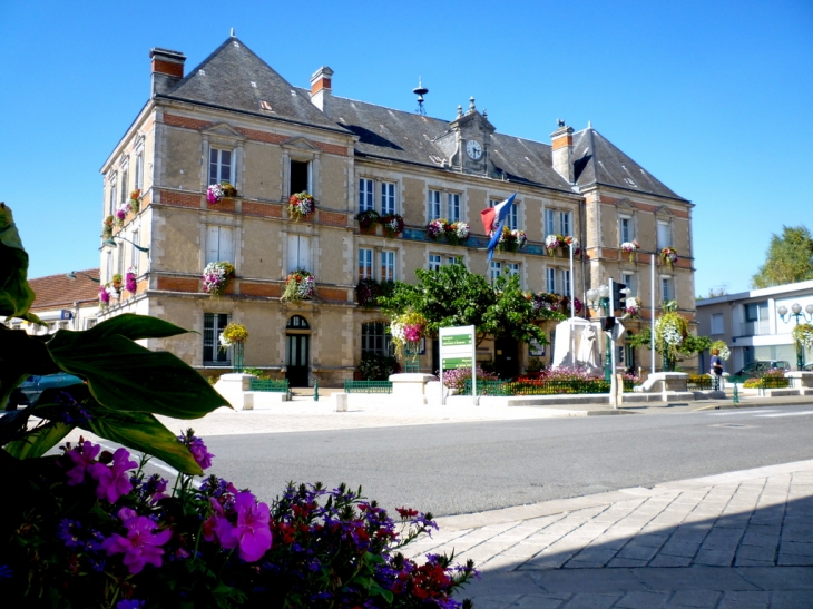 Mairie socialiste très fleurie - Chasseneuil-sur-Bonnieure