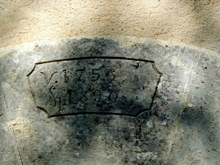 Détail : linteau gravé 1756. - Châteaubernard