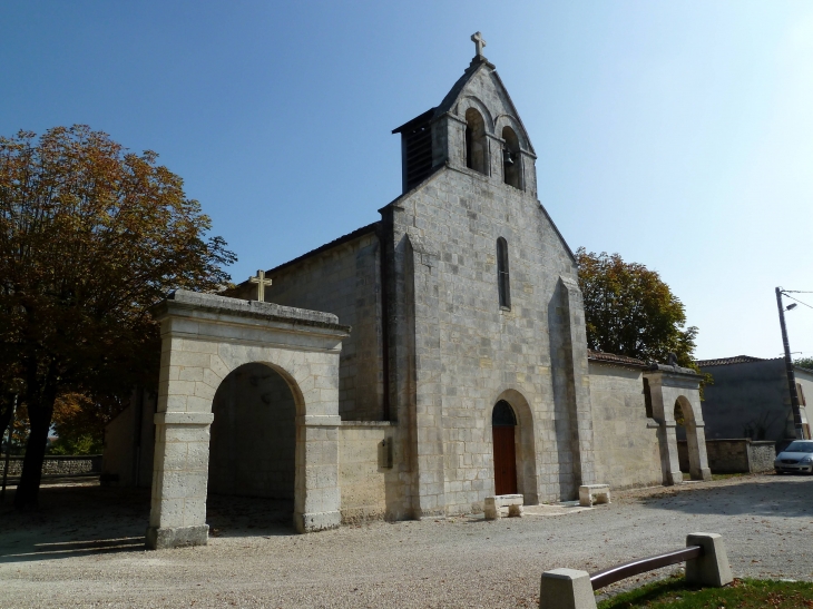 L'église paroissiale est celle de la Commanderie de Châteaurenard, commanderie des Templiers du XIIe siècle avec chapelle Saint-Jean du XVe siècle. - Châteaubernard