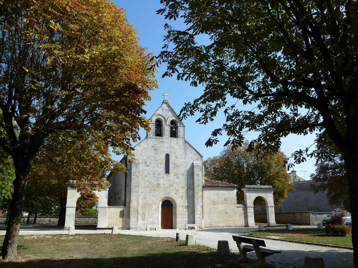 Portail d'entrée de la chapelle des Templiers. - Châteaubernard