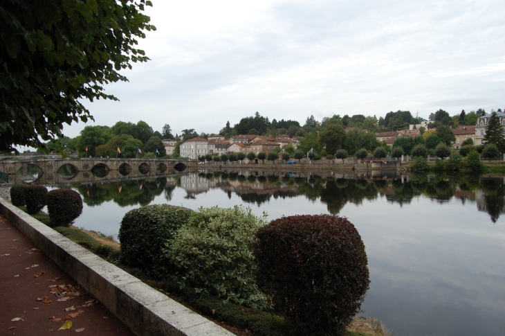 Vue sur la Vienne et le pont - Confolens