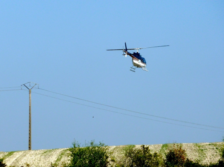 Helicoptère au dessus de la chapelle des Templiers. - Cressac-Saint-Genis