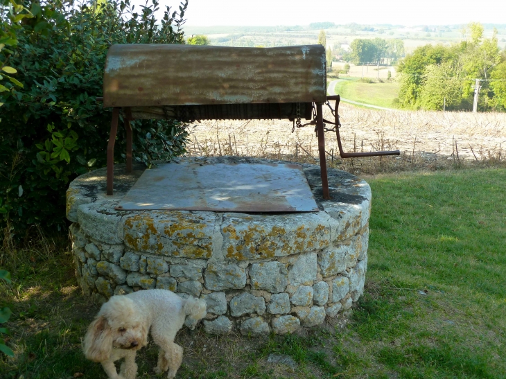 La présence d'un puits jamais à sec, a permis à une modeste commanderie de s'installer là, sur le chemin du pélerinage de Saint-Jacques-de-Compostelle. - Cressac-Saint-Genis