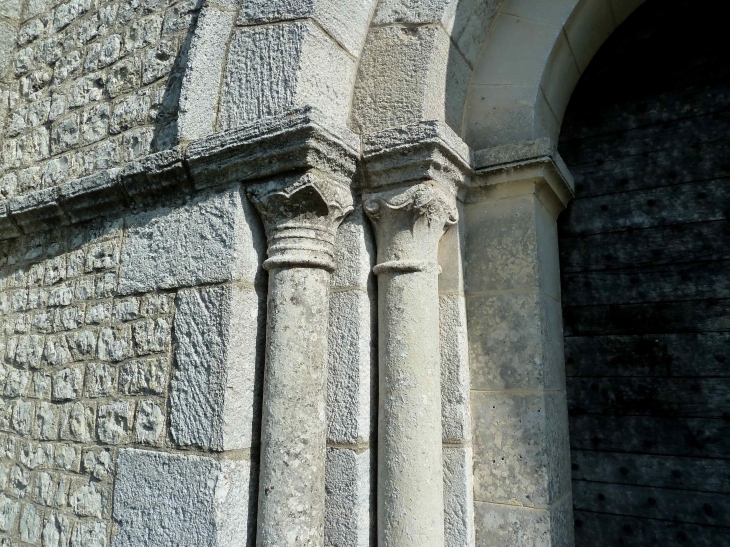 Les Chapiteaux scultés du portail. - Cressac-Saint-Genis