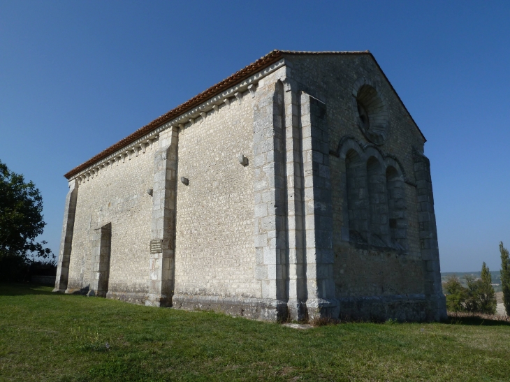 La chapelle des Templiers a été construite entre 1150 et 1160. Elle est de plan rectangulaire, avec des murs épais épaulés de contreforts. - Cressac-Saint-Genis