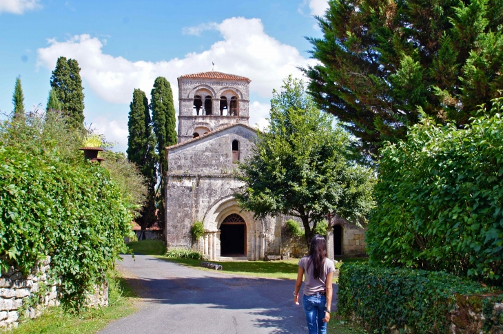 Eglise paroissiale Saint-Pierre, édifice massif roman. Elle date des XIe et XIIe siècles. - Édon