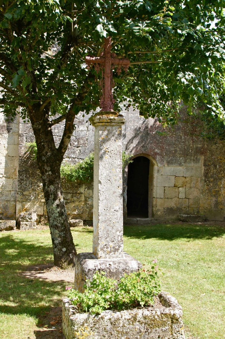 Croix devant le parvis de l'église Saint-Pierre. - Édon