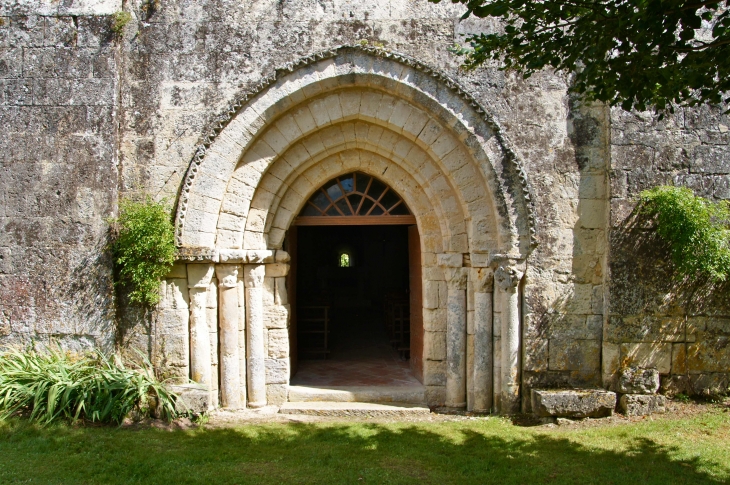 Le Portail de l'Eglise Saint-Pierre. - Édon