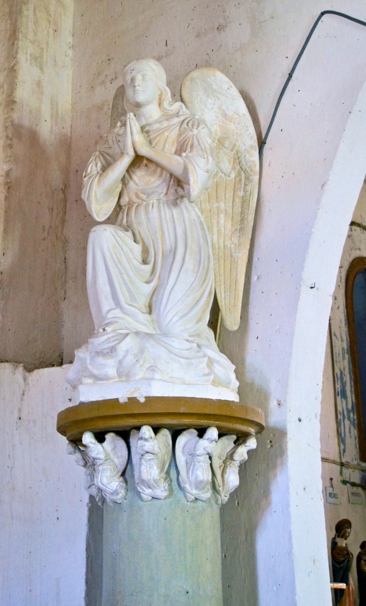 Ange de l'église Saint-Pierre. - Édon