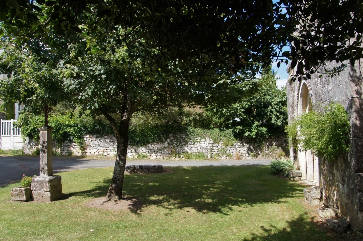 Le parvis de l'église Saint Pierre. - Édon