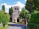 Eglise paroissiale Saint-Pierre, édifice massif roman. Elle date des XIe et XIIe siècles.