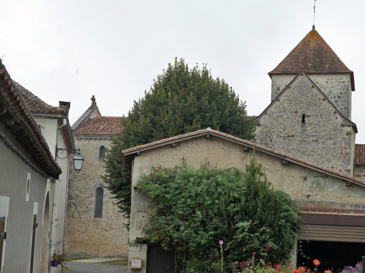 L'église dans le village - Juignac