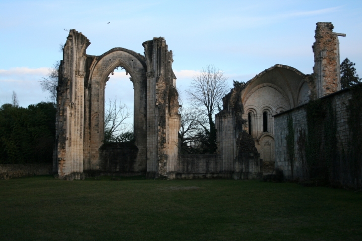Cliché ruine de l'abaye - La Couronne