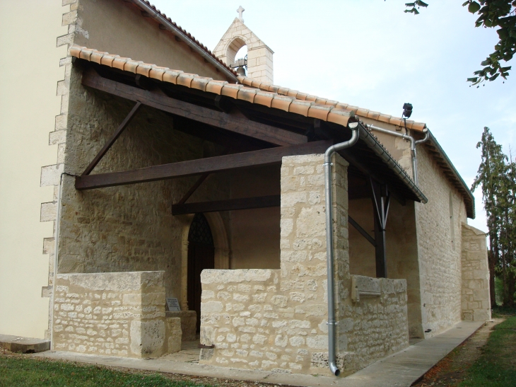 Le caquetoire de l'église - La Forêt-de-Tessé