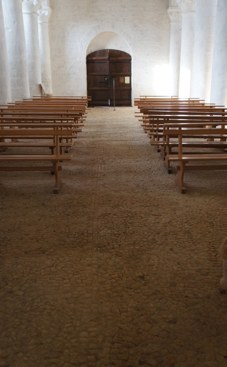 Le sol de l'église Saint Denis. - Lichères