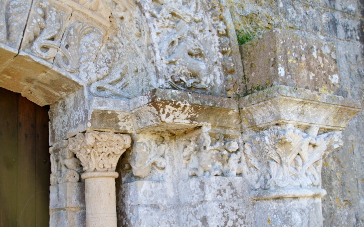 Chapiteaux de droite du portail de l'église Saint Denis. - Lichères