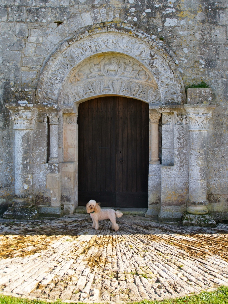 Le portail sculpté de l'église Saint Denis. - Lichères