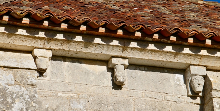 Modillons de l'église Saint Denis. - Lichères