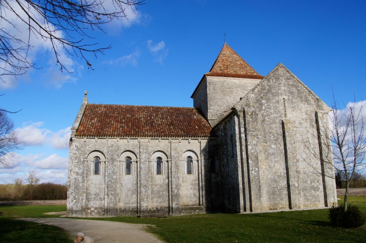 La façade sud de l'église Saint Denis. - Lichères