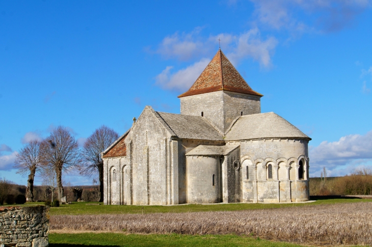 L'église Romane Saint Denis. - Lichères