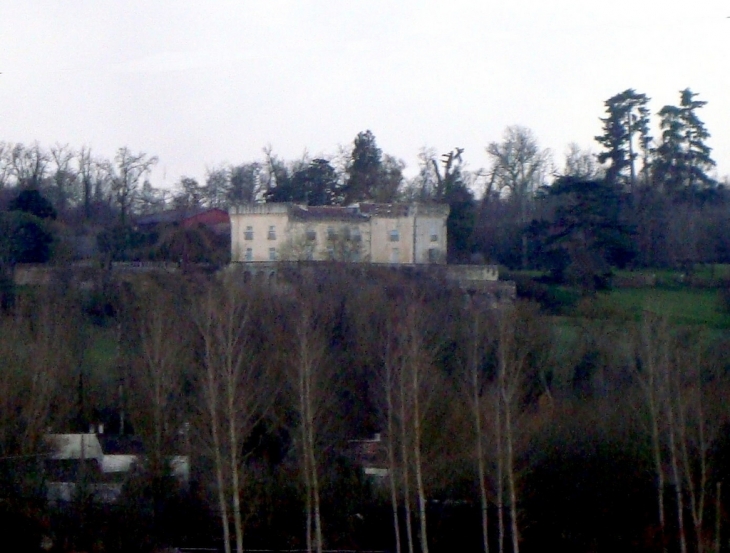 Linars - Château de Fleurac sur son piton rocheux