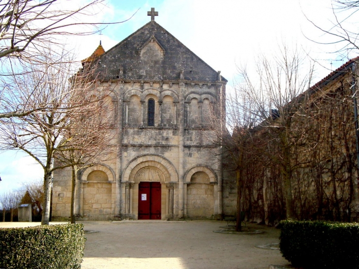 L'église romane St-Pierre du 12ème siècle - Linars