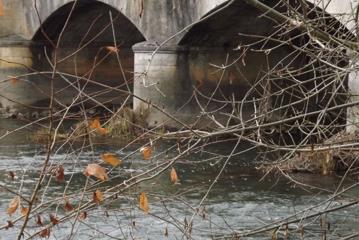 Le Pont rouge l'hiver - Montignac-Charente