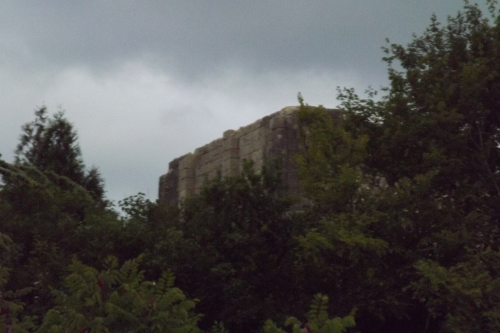 Soir d'orage sur le donjon - Montignac-Charente