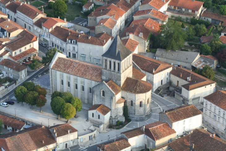 Eglise de Montmoreau-Saint-Cybard vue du ciel
