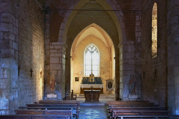 Eglise Saint Martial -La nef vers le choeur. - Mouton