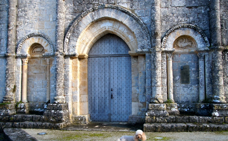 Le portail de l'église Saint Martial - Il comporte une anomalie : on a remplacé une des deux archivoltes romanes par une ogive. - Mouton