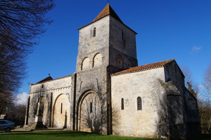 Façade sud de l'église Saint Martial du XIIe siècle. - Mouton