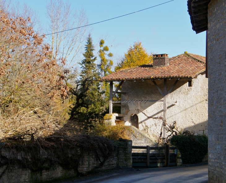 Maison ancienne du village. - Mouton