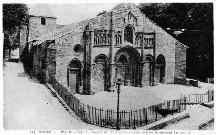 L'église Saint André. Façade Romane du XIIe siècle, vers 1905 (carte postale ancienne). - Ruffec