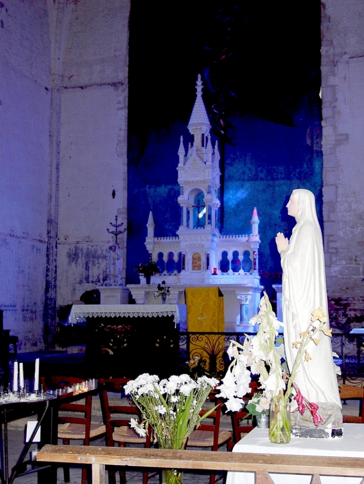 A l'intérieur de l'église - Saint-Amant-de-Boixe